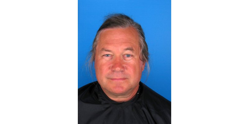 El pelo cubre parcialmente la oreja imposibilitando el marcado de tragion